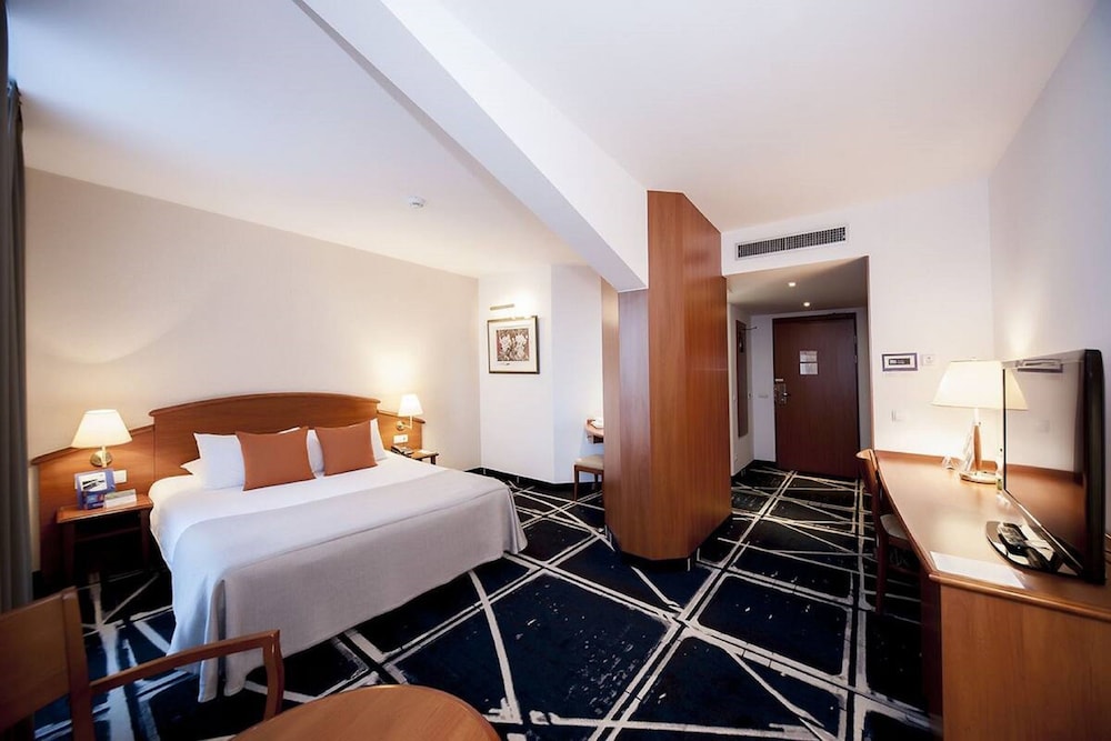 Habitación Standard con cama doble del hotel Mercure Poznan Centrum. Foto 3