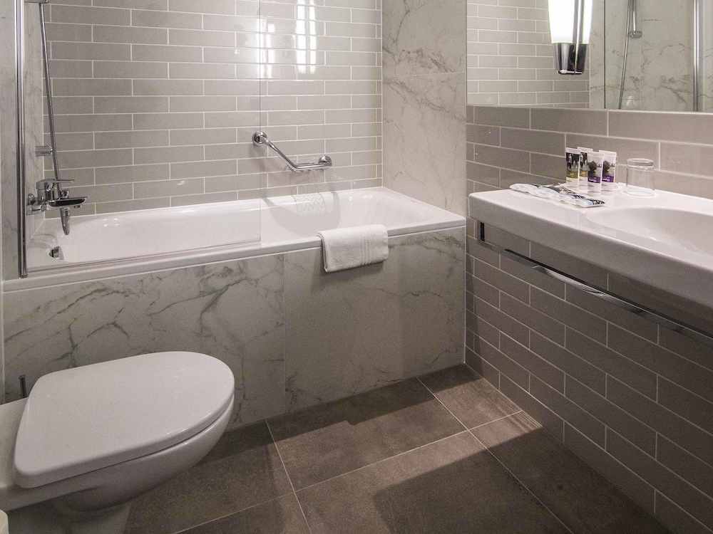 Habitación de categoría Superior con 1 cama de matrimonio del hotel Mercure Poznan Centrum. Foto 8
