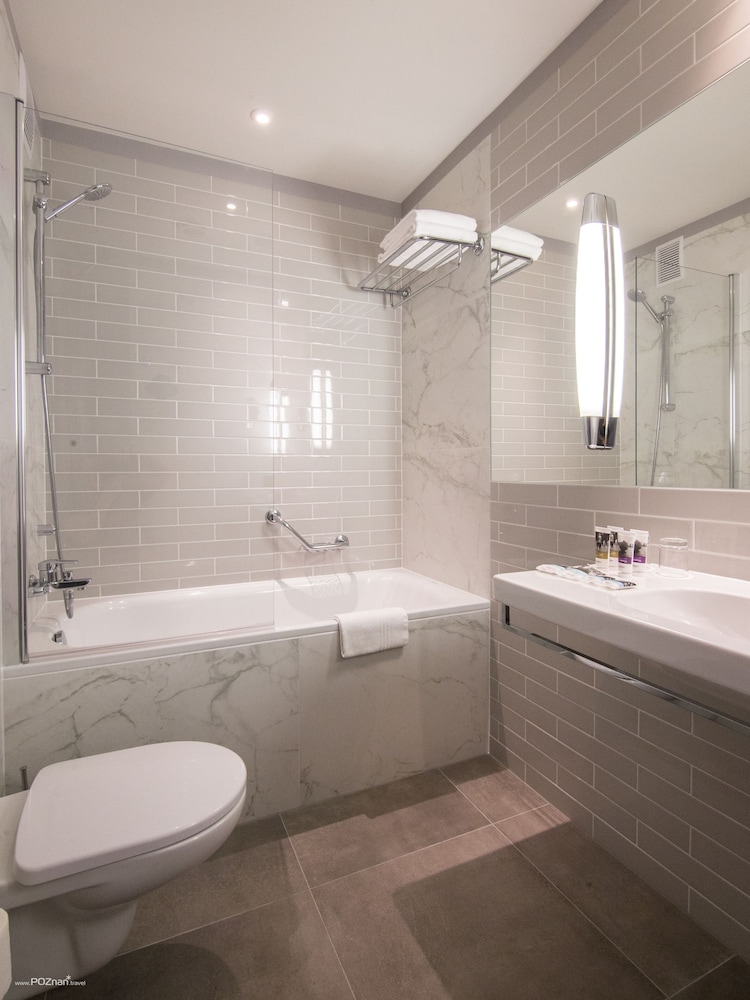 Habitación de categoría Superior con 1 cama de matrimonio del hotel Mercure Poznan Centrum. Foto 11