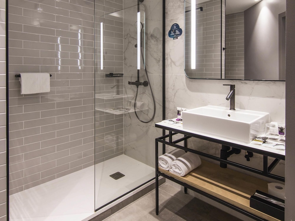 Habitación Privilege con una cama doble del hotel Mercure Poznan Centrum. Foto 9