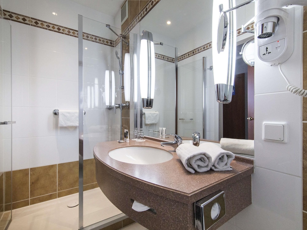 Habitación Standard con 2 camas individuales del hotel Mercure Poznan Centrum. Foto 9