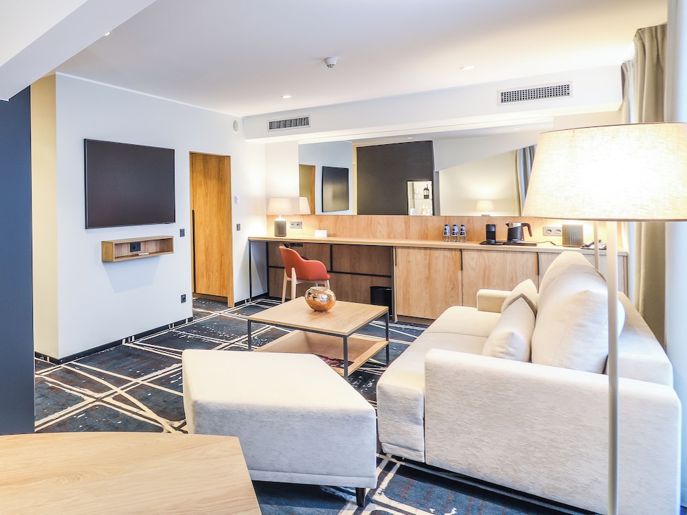 Suite Presidencial con una cama grande del hotel Mercure Poznan Centrum. Foto 4