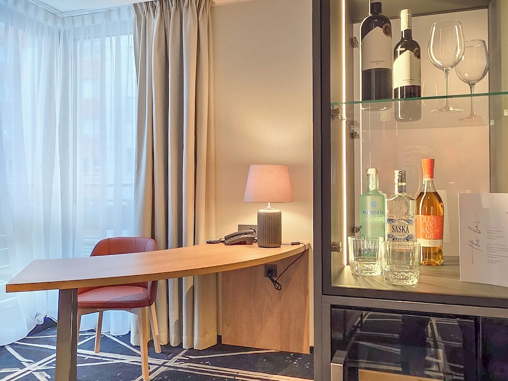 Suite Presidencial con una cama grande del hotel Mercure Poznan Centrum. Foto 5