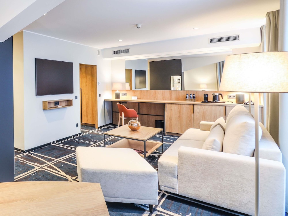 Suite Presidencial con una cama grande del hotel Mercure Poznan Centrum. Foto 8