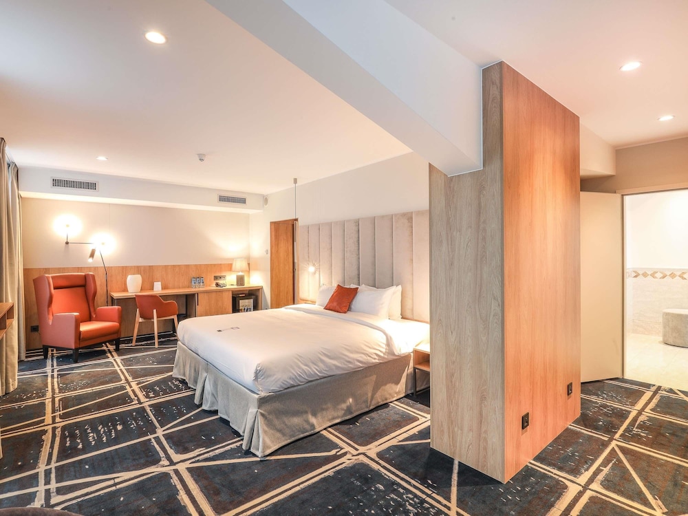 Suite Presidencial con una cama grande del hotel Mercure Poznan Centrum. Foto 12