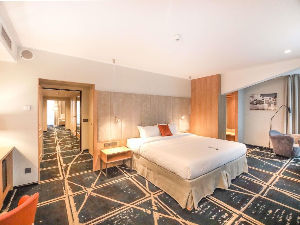 Suite Presidencial con una cama grande del hotel Mercure Poznan Centrum. Foto 14