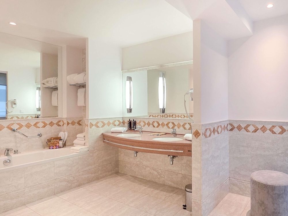 Suite Presidencial con una cama grande del hotel Mercure Poznan Centrum. Foto 15