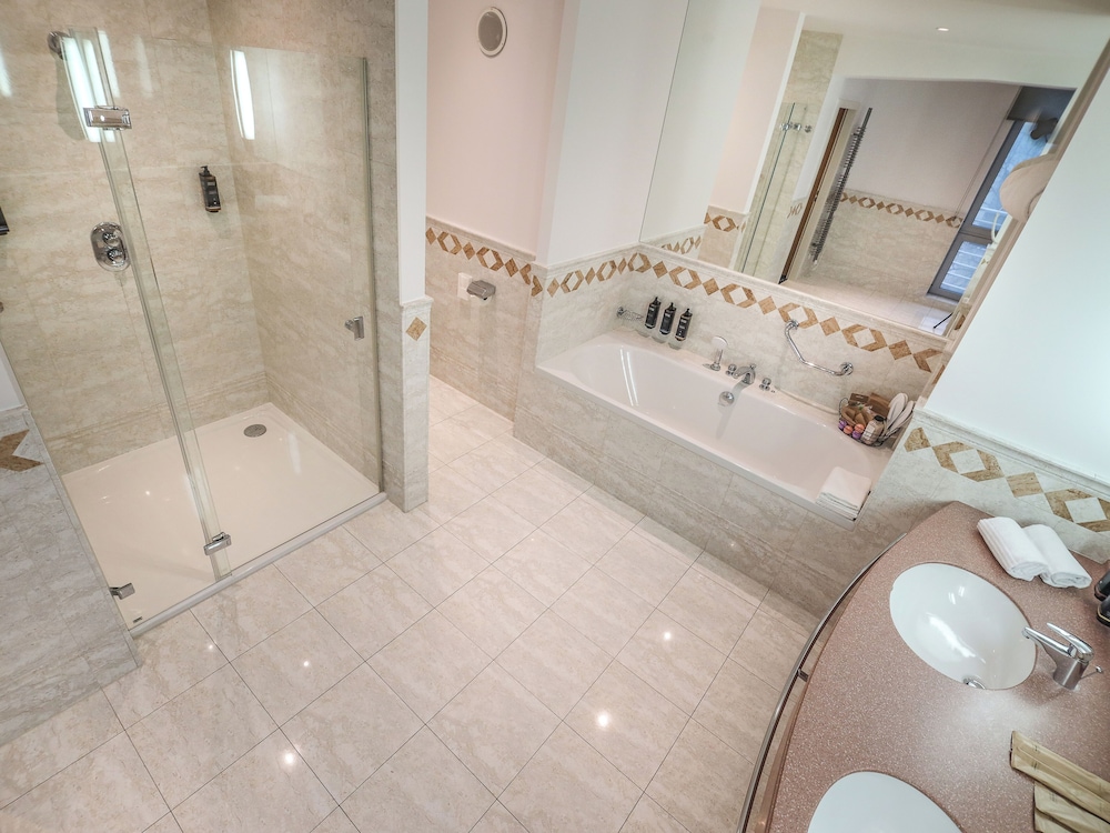 Suite Presidencial con una cama grande del hotel Mercure Poznan Centrum. Foto 19