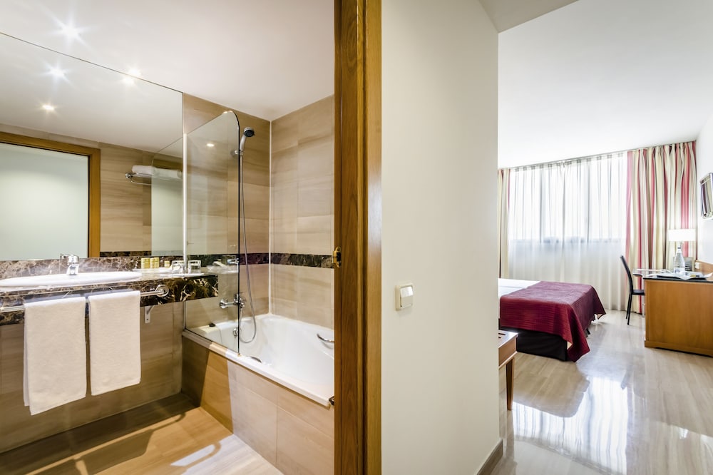 Habitación triple, 3 camas individuales del hotel Exe Barberà Parc. Foto 4