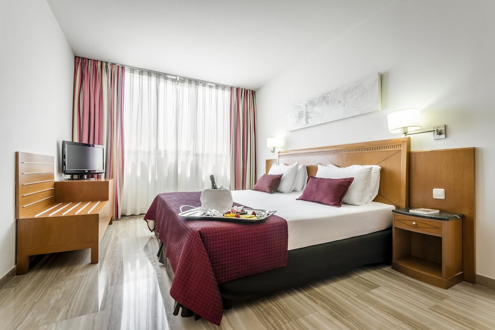 Suite, 1 cama de matrimonio grande del hotel Exe Barberà Parc. Foto 5