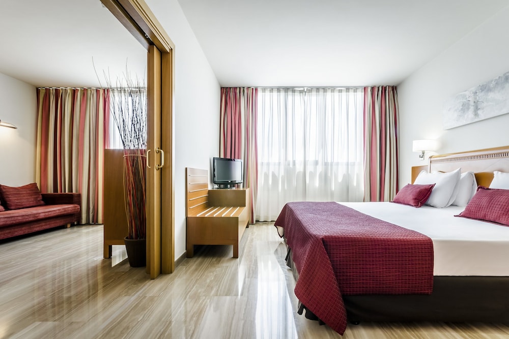 Suite, 1 cama de matrimonio grande del hotel Exe Barberà Parc. Foto 6