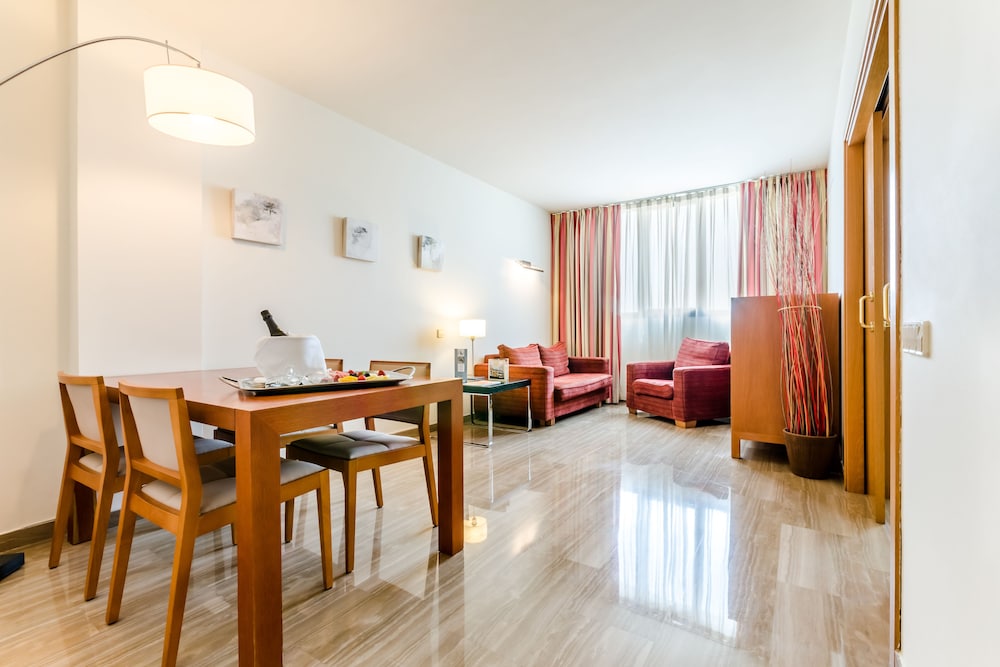 Habitación familiar, 1 cama de matrimonio grande con sofá cama del hotel Exe Barberà Parc. Foto 1
