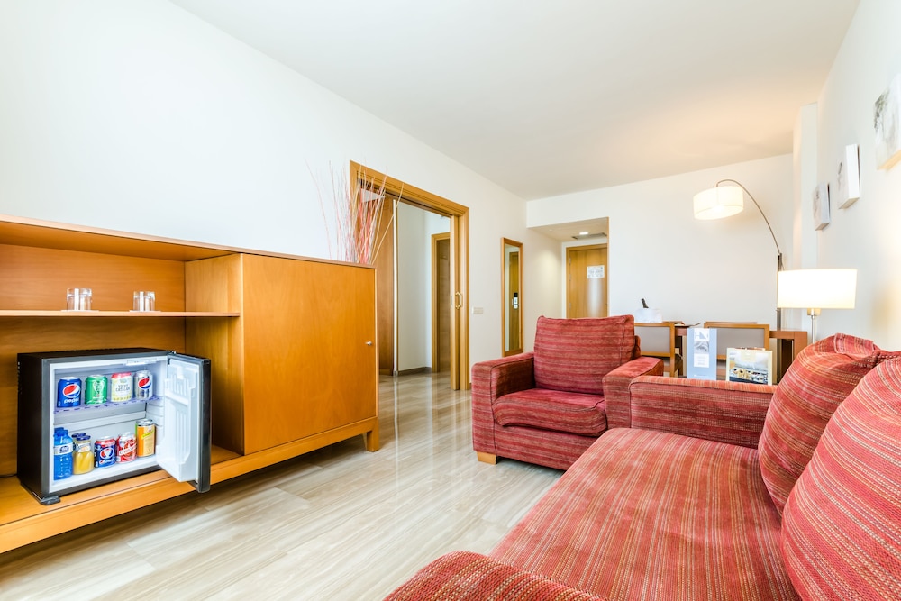 Habitación familiar, 1 cama de matrimonio grande con sofá cama del hotel Exe Barberà Parc. Foto 2