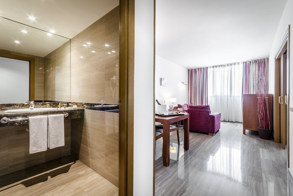 Habitación familiar, 1 cama de matrimonio grande con sofá cama del hotel Exe Barberà Parc. Foto 3