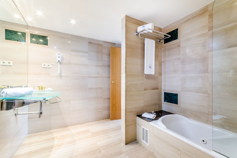 Habitación familiar, 1 cama de matrimonio grande con sofá cama del hotel Exe Barberà Parc. Foto 6