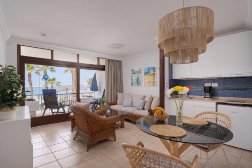 Apartamento de 1 dormitorio con balcón o terraza del hotel Sunsuites Carolina and Collection. Foto 10