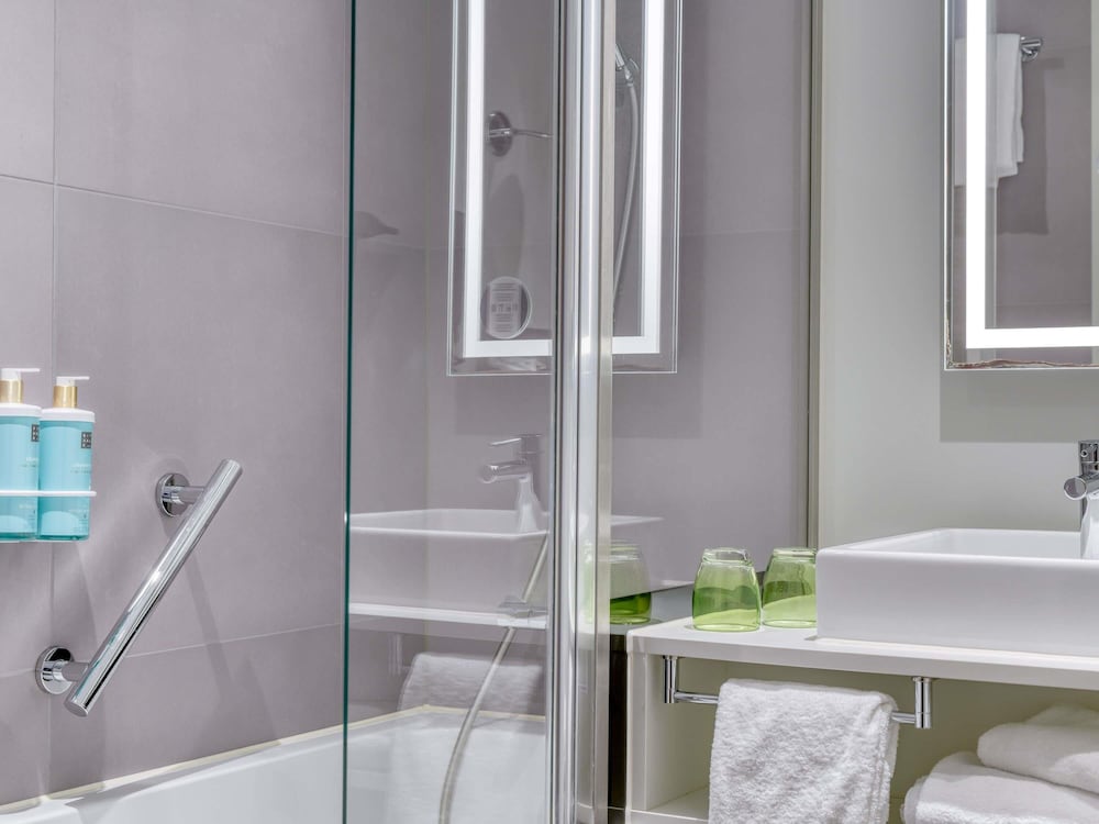 Habitación estándar, 1 cama de matrimonio con sofá cama del hotel Novotel Köln City. Foto 3