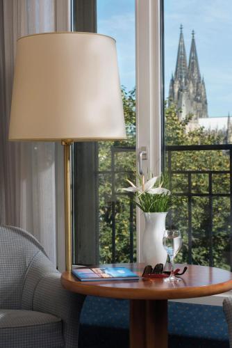 Habitación Doble Superior con vistas a la catedral - 1 o 2 camas del hotel Maritim Köln. Foto 7