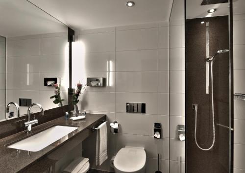 Habitación con cama grande del hotel Maritim Köln. Foto 1