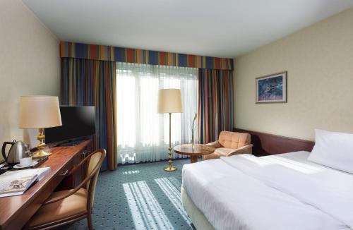 Habitación con cama grande del hotel Maritim Köln. Foto 2