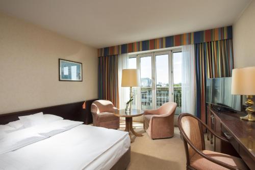 Habitación con cama grande del hotel Maritim Köln. Foto 3