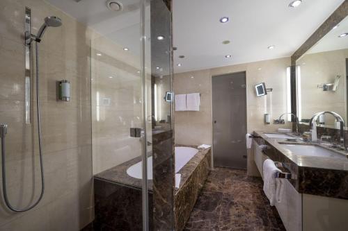 Suite Deluxe del hotel Maritim Köln. Foto 4