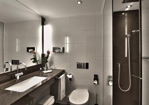 Habitación Cuádruple Deluxe del hotel Maritim Köln. Foto 3