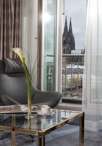 Habitación Cuádruple Deluxe del hotel Maritim Köln. Foto 4