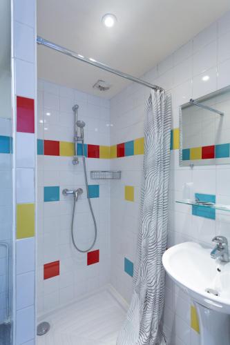 Habitación Cuádruple Estándar del hotel Hôtel Mimosa. Foto 10