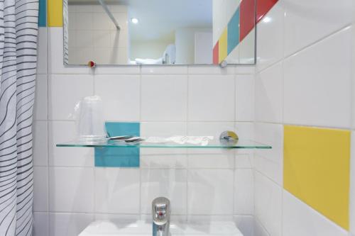 Habitación Cuádruple Estándar del hotel Hôtel Mimosa. Foto 11