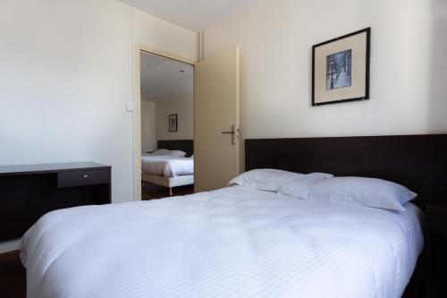 Habitación Cuádruple Estándar del hotel Hôtel Mimosa. Foto 12