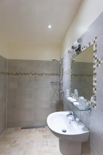 Habitación Cuádruple Estándar del hotel Hôtel Mimosa. Foto 13