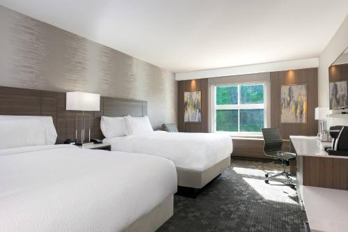 Habitación con cama grande del hotel Courtyard By Marriott Edgewater Nyc Area