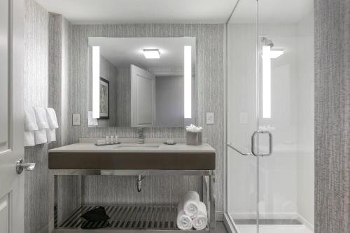 Habitación con cama extragrande. del hotel Courtyard By Marriott Edgewater Nyc Area. Foto 4