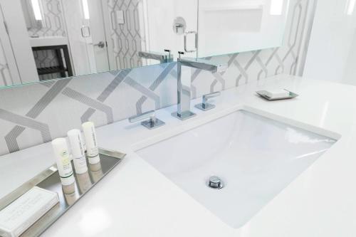 Habitación con cama extragrande. del hotel Courtyard By Marriott Edgewater Nyc Area. Foto 6