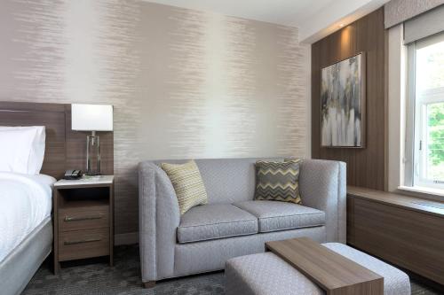 Habitación Deluxe con cama extragrande del hotel Courtyard By Marriott Edgewater Nyc Area