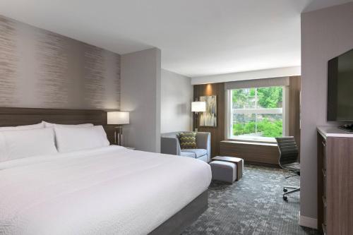 Habitación Superior con cama extragrande del hotel Courtyard By Marriott Edgewater Nyc Area