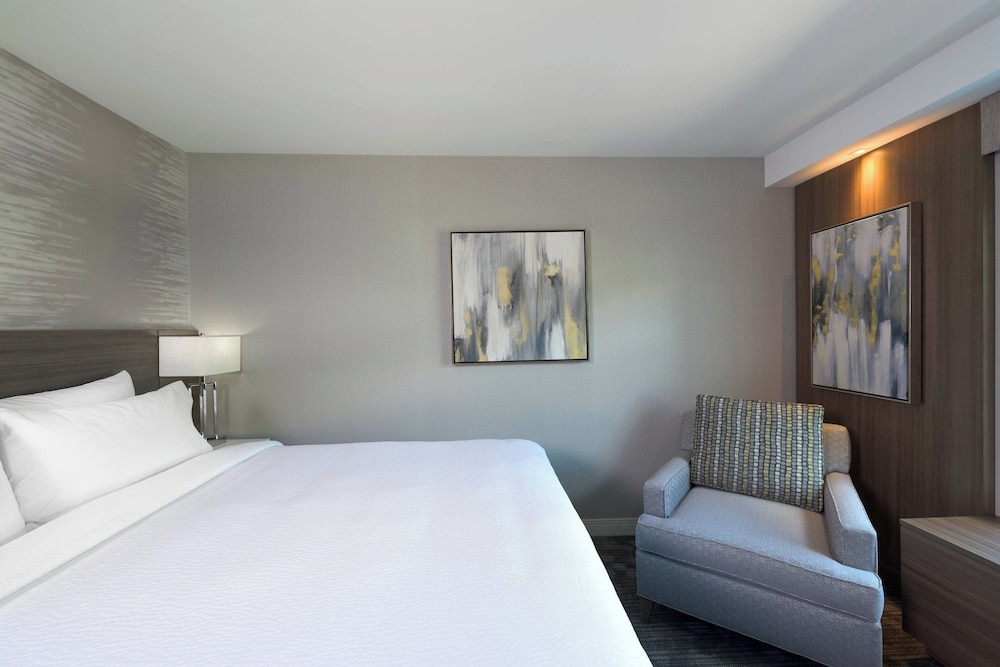Habitación, 1 cama de matrimonio grande del hotel Courtyard By Marriott Edgewater Nyc Area. Foto 1
