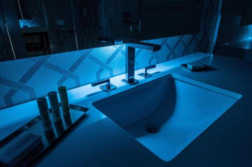 Habitación Deluxe con cama extragrande del hotel Courtyard By Marriott Edgewater Nyc Area. Foto 6