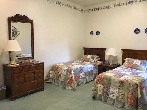 Habitación Doble grande - 2 camas del hotel Oak Valley Inn And Suites. Foto 1