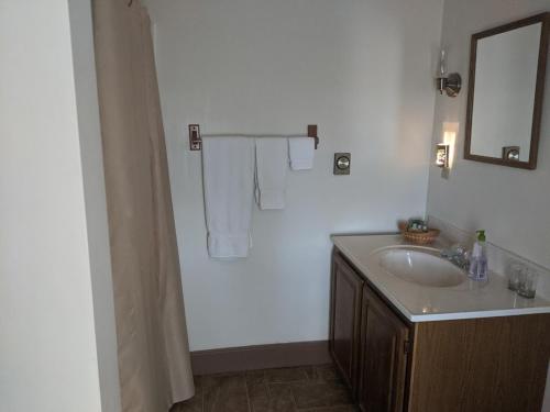 Habitación Doble con baño privado del hotel Oak Valley Inn And Suites. Foto 3