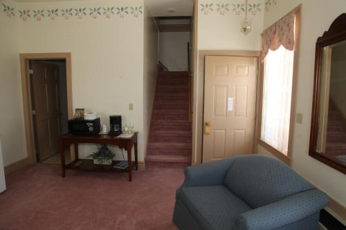 Suite Deluxe con bañera de hidromasaje del hotel Oak Valley Inn And Suites. Foto 2