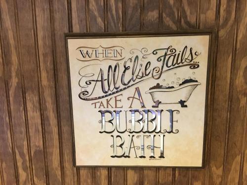 Suite Deluxe con bañera de hidromasaje del hotel Oak Valley Inn And Suites. Foto 4