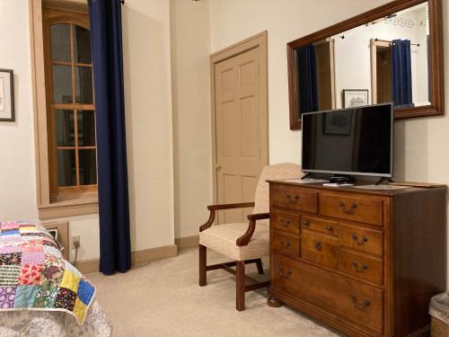 Habitación Doble con baño - 1 o 2 camas del hotel Oak Valley Inn And Suites. Foto 2