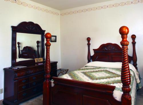 Habitación Doble con baño privado del hotel Oak Valley Inn And Suites. Foto 3