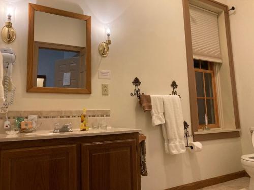 Suite Doble Deluxe - Cama grande del hotel Oak Valley Inn And Suites. Foto 1