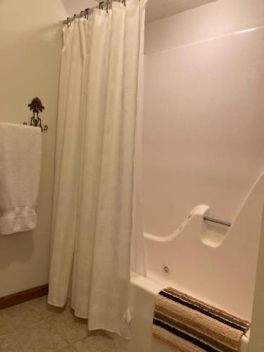 Suite Doble Deluxe - Cama grande del hotel Oak Valley Inn And Suites. Foto 2