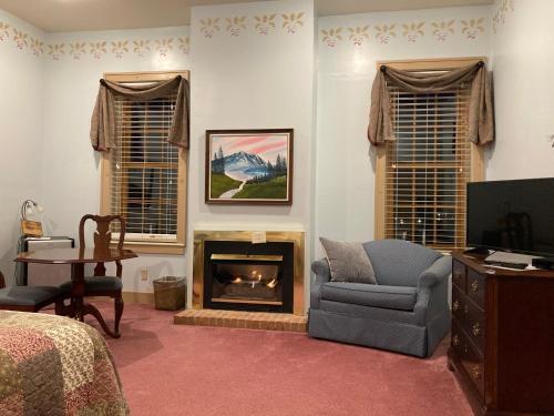 Suite Doble Deluxe - Cama grande del hotel Oak Valley Inn And Suites. Foto 3