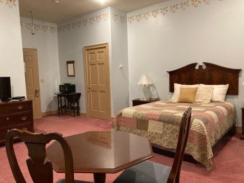 Suite Doble Deluxe - Cama grande del hotel Oak Valley Inn And Suites. Foto 4