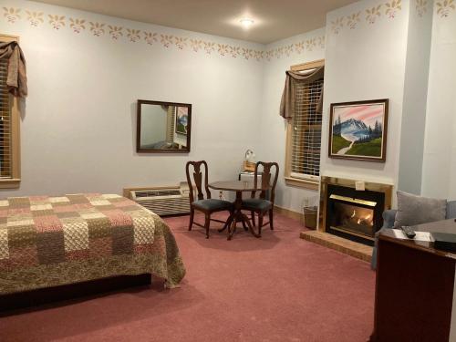 Suite Doble Deluxe - Cama grande del hotel Oak Valley Inn And Suites. Foto 5